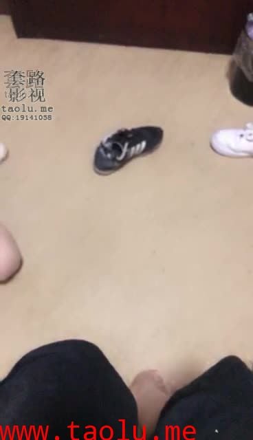 【桃酱儿情侣主】情侣主调教学生奴，鞋底_羞辱_口水