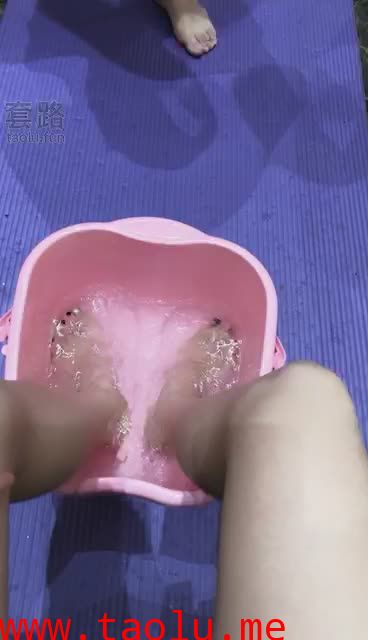 【蜜桃儿S】玩舌洗脚深喉闲聊