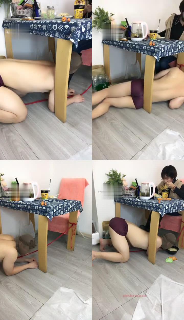 【美离子】卑微奴桌底品尝圣水泡面
