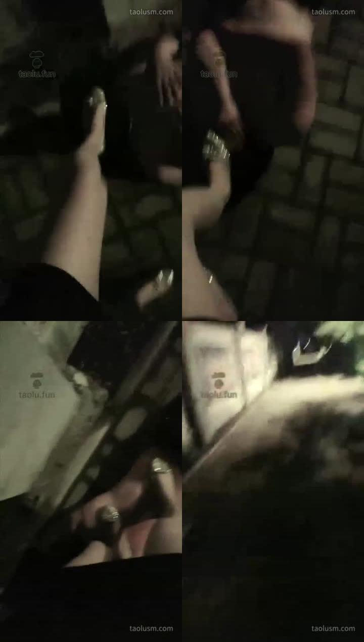【皮鞭下的诱惑S】户外全体重踩踏