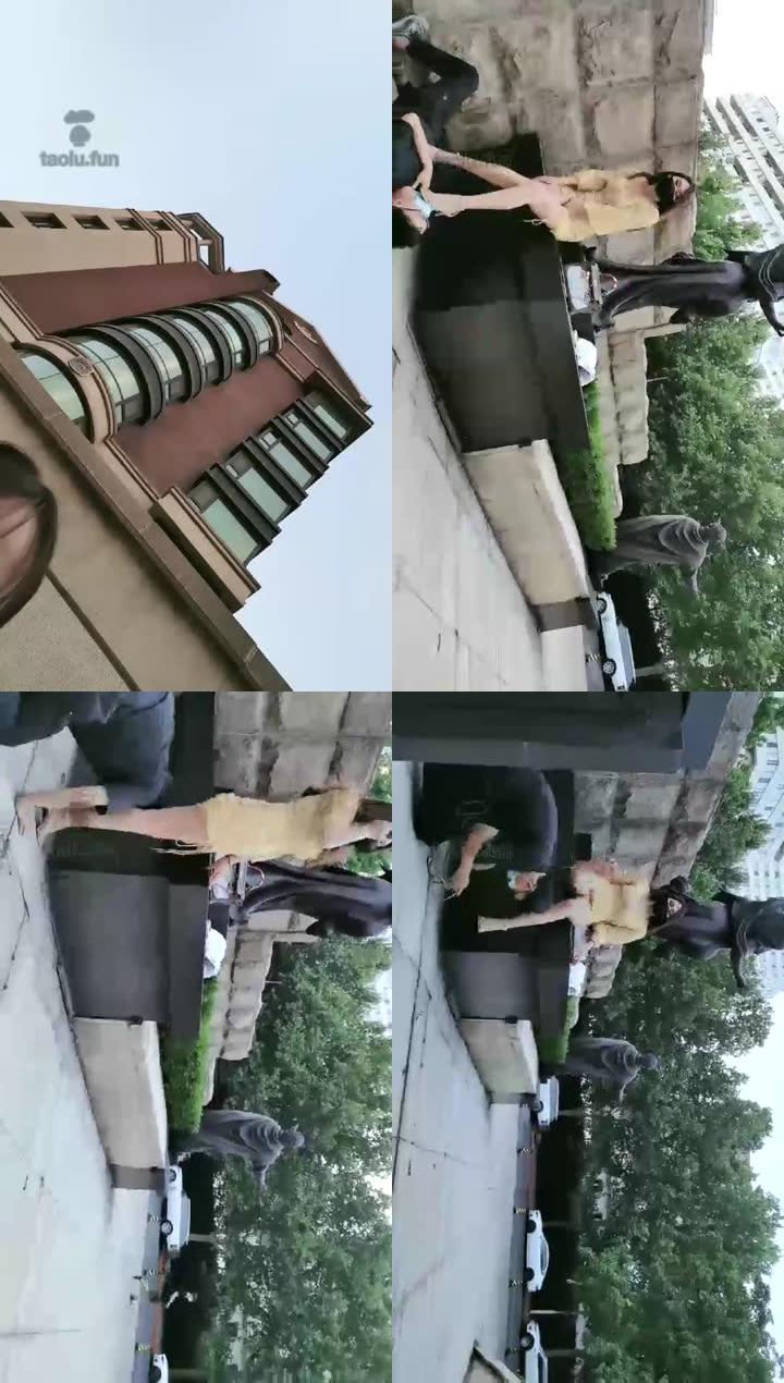 【焰灵姬】美女户外带着她的人形犬遛弯