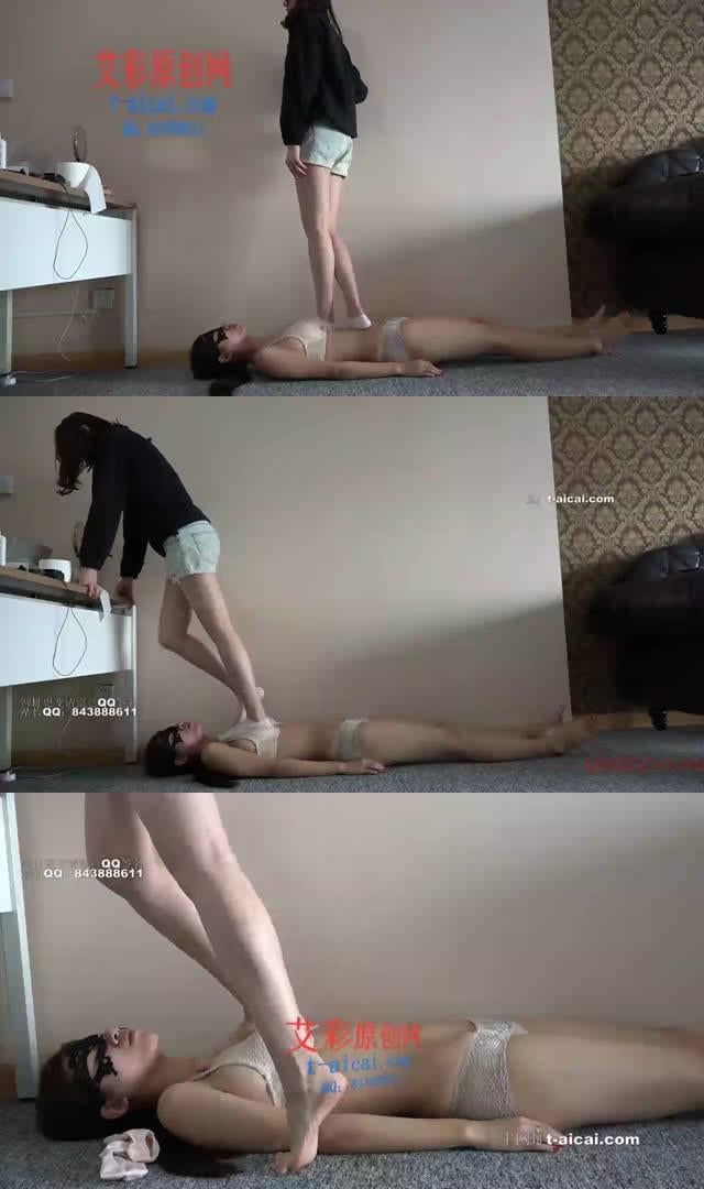 【未知】棉袜帆布鞋践踏调教母狗