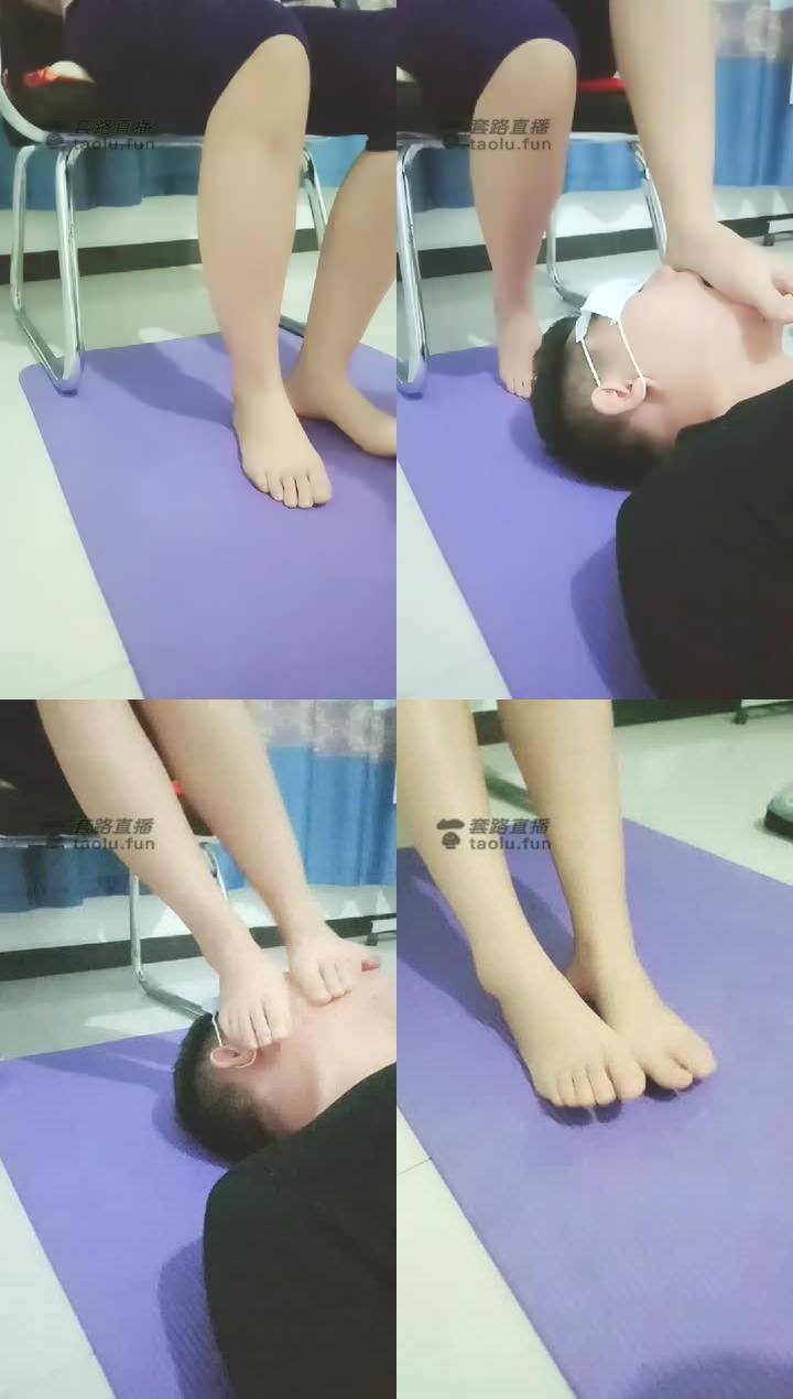 【艾悠唯】新人首播调教私奴，裸足深喉