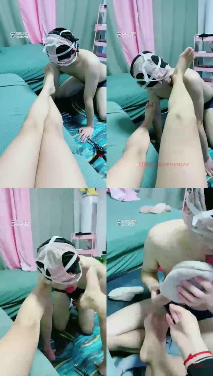 【美离子】疯狂饥渴的一只恶犬，舔裸足