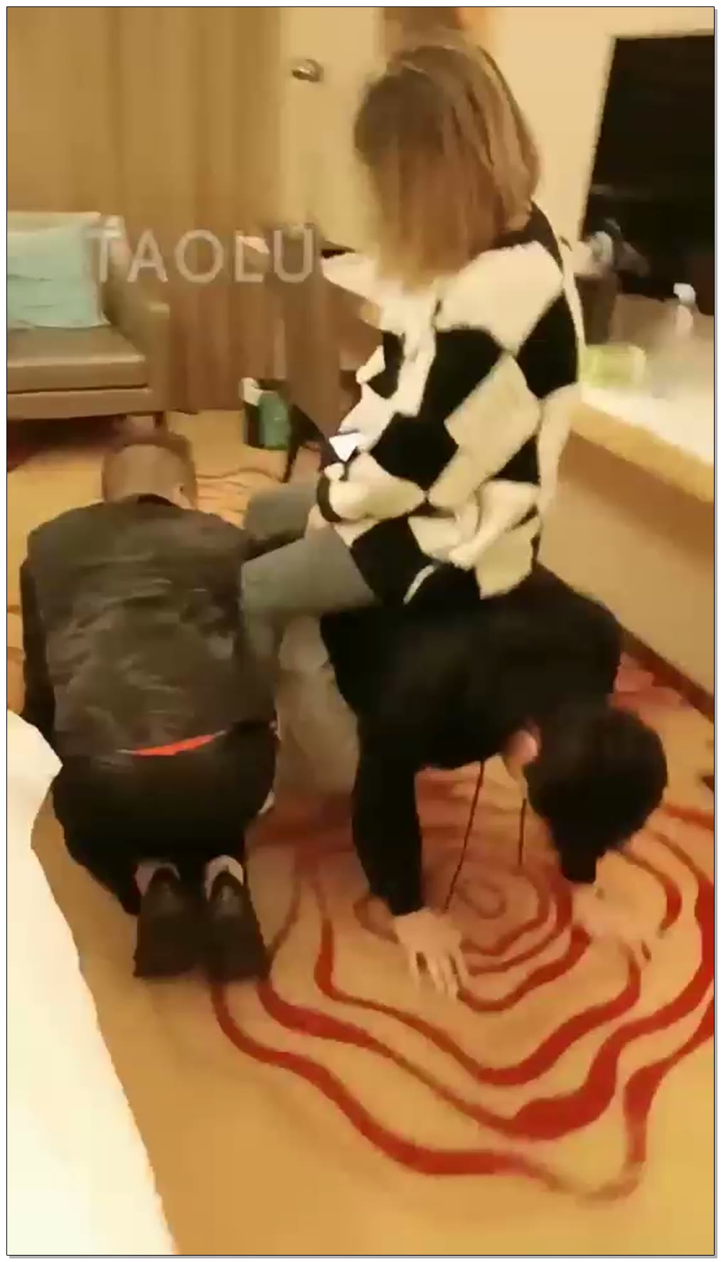 【滔滔】老板和司机变成女秘书的狗