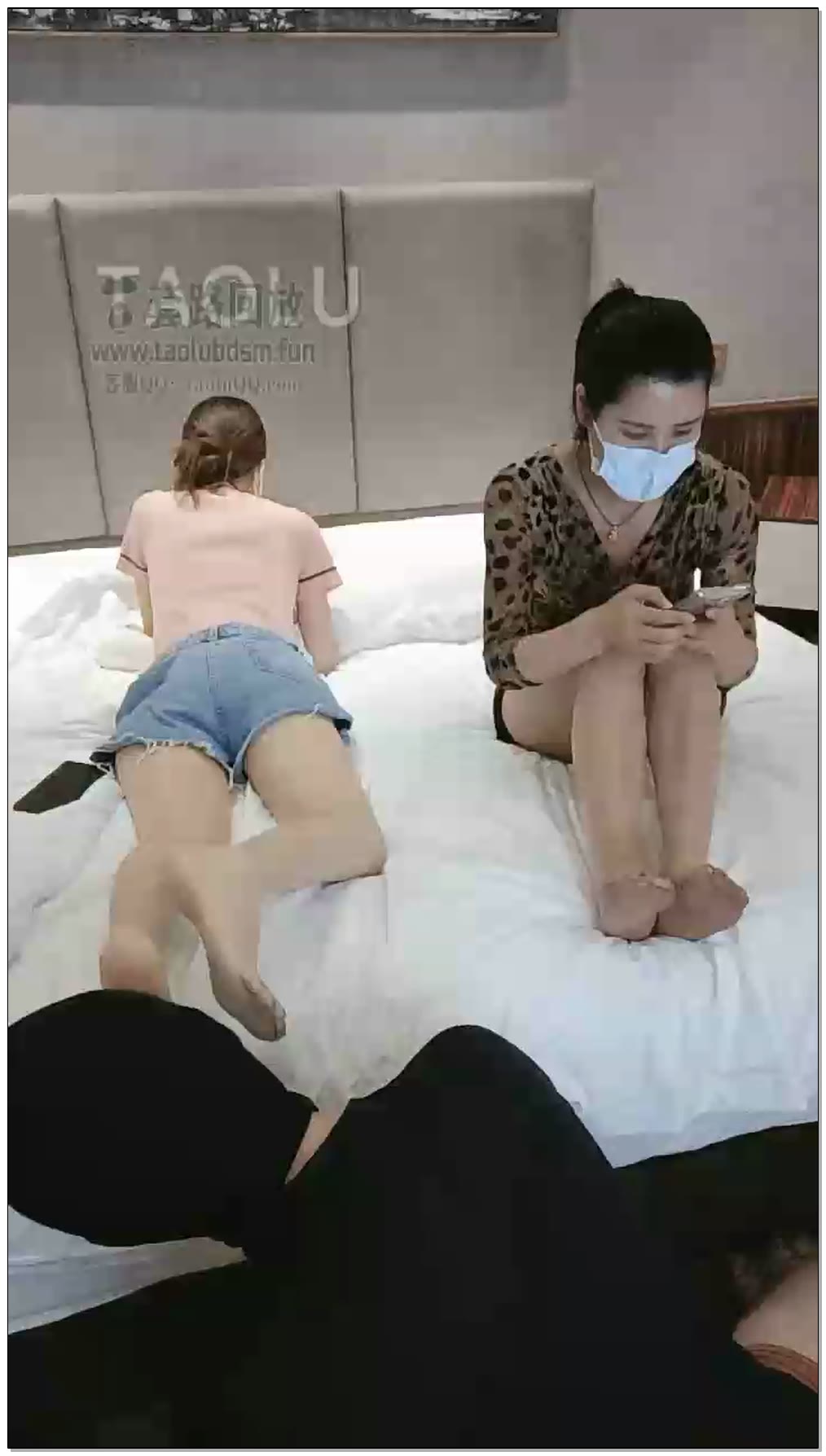 【多多S】舔丝袜脚（双主）！狗嘴撕破丝袜！（舔裸足）
