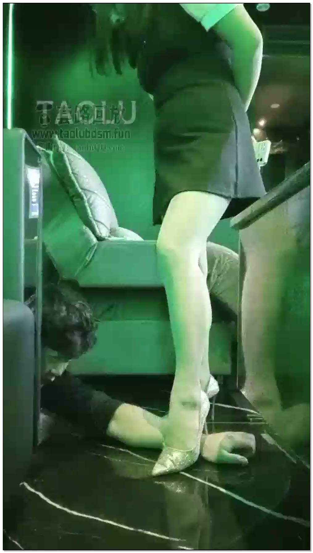 【德意户外男神】眼睛被k歌小姐姐打肿，狠抽耳光，重踢档，钻胯，大力夹脖子