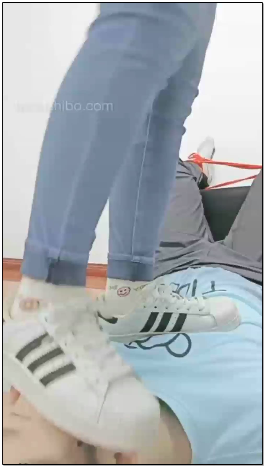 【执念】鞋底200耳光，口水闻白袜，脚窒息