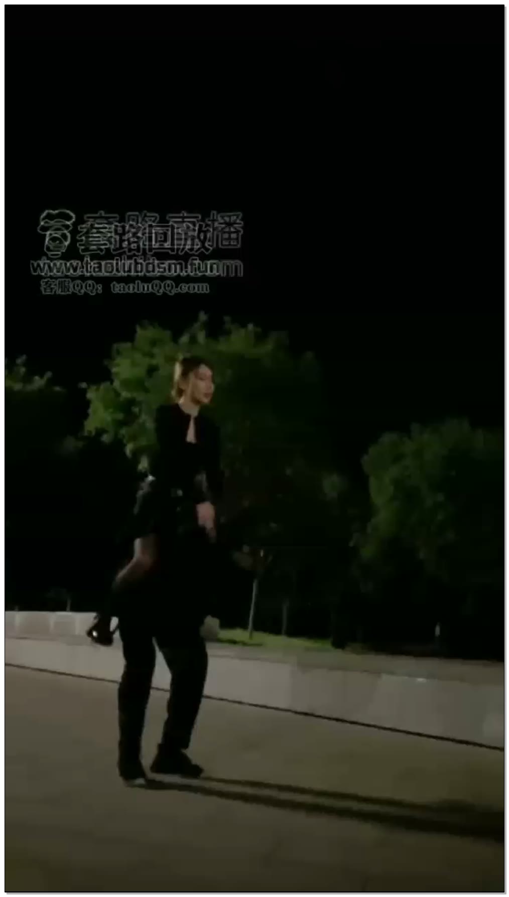 【妮可】户外黑丝高跟骑马遛狗