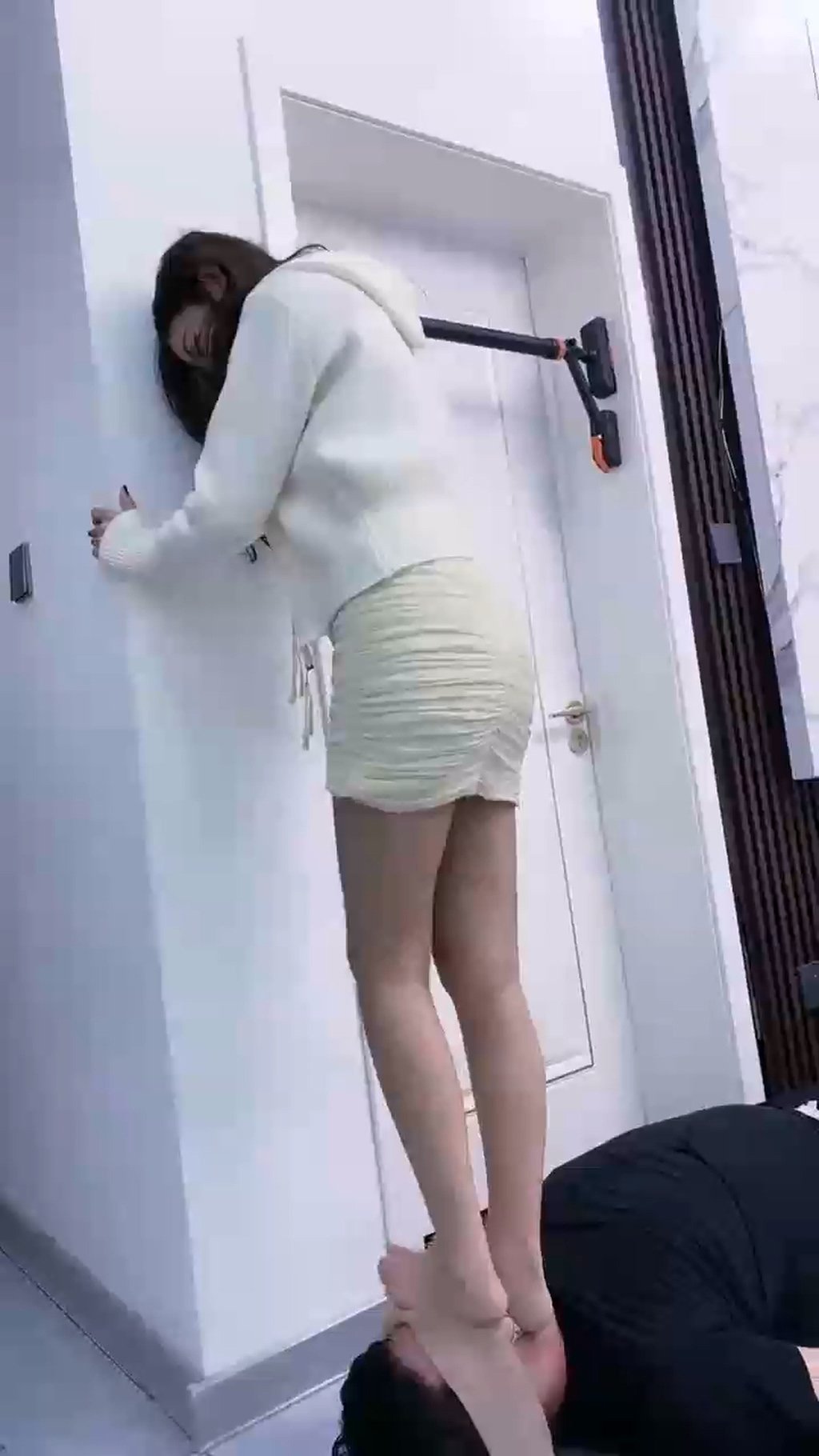 【银儿和苏苏】圣水扎进蛋糕里喂奴