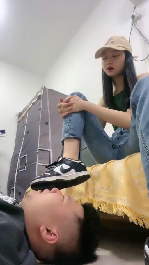 【艾莉】快递小哥变成舔脚的狗