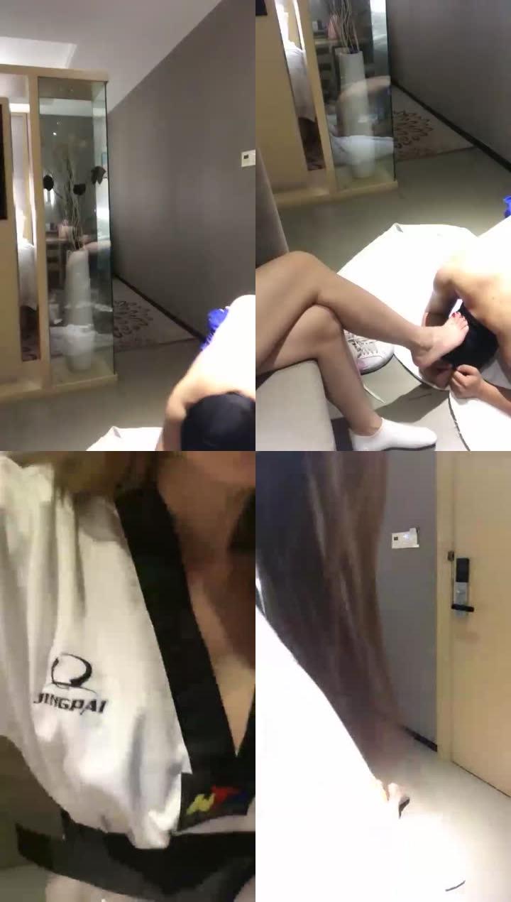 【微希】跪舔跆拳道女主白棉袜裸足被骑脖子暴力踢裆