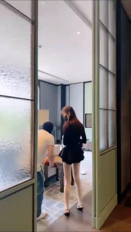 【美美子】白富美惩罚家奴遛狗耳光踩踏喂食漱口水深喉