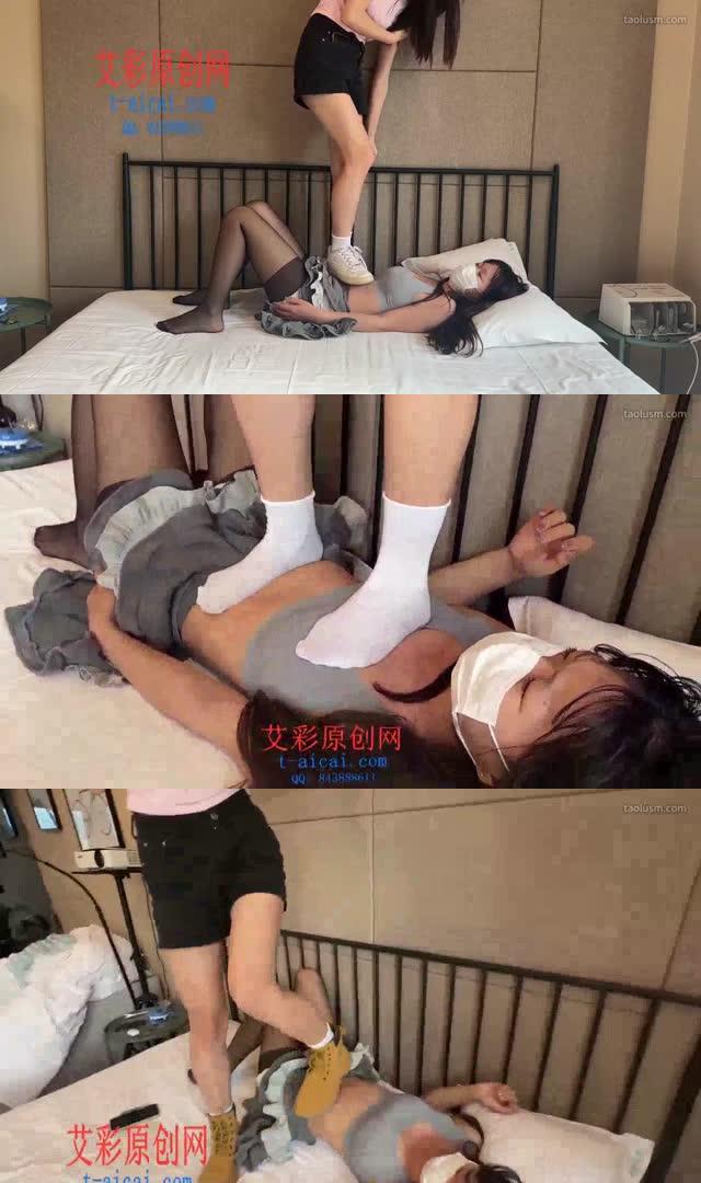 【墨狸女M和小彤】犯贱去找主人调教被两双鞋踩
