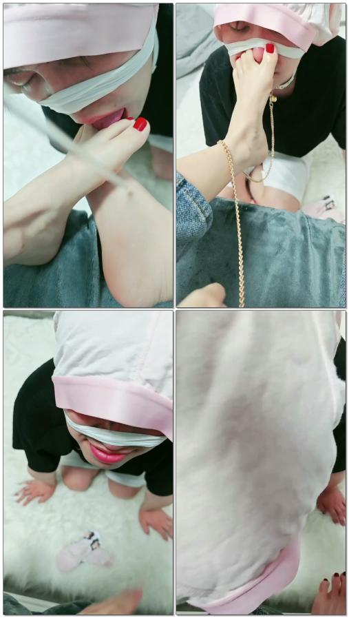 【女神mio】舔脚窒息强制圣水一滴不漏