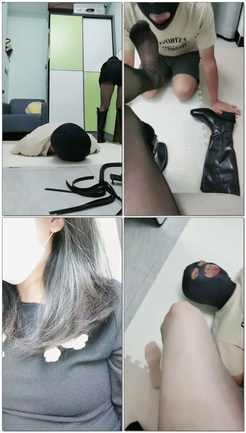 【云儿S】丝袜脚踩蛋，脚耳光鞭打，舔脚，强迫榨