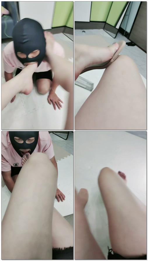 【云儿S】女神玩狗命令废物狗吃掉自己的金