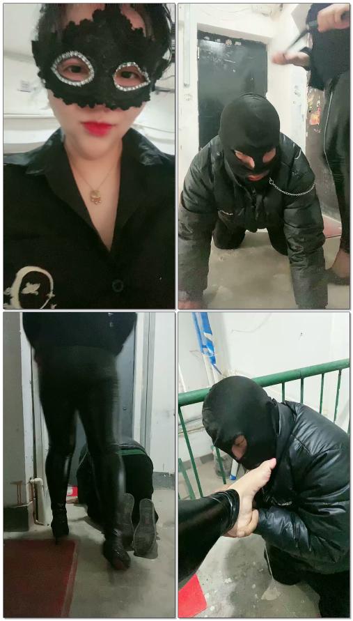 【佳琪女王s】走廊里调维修工遛狗舔鞋脚
