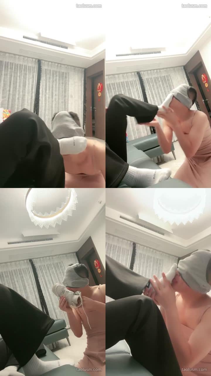 【虎牙S】下贱狗来磕头了吸臭棉袜吸到窒息