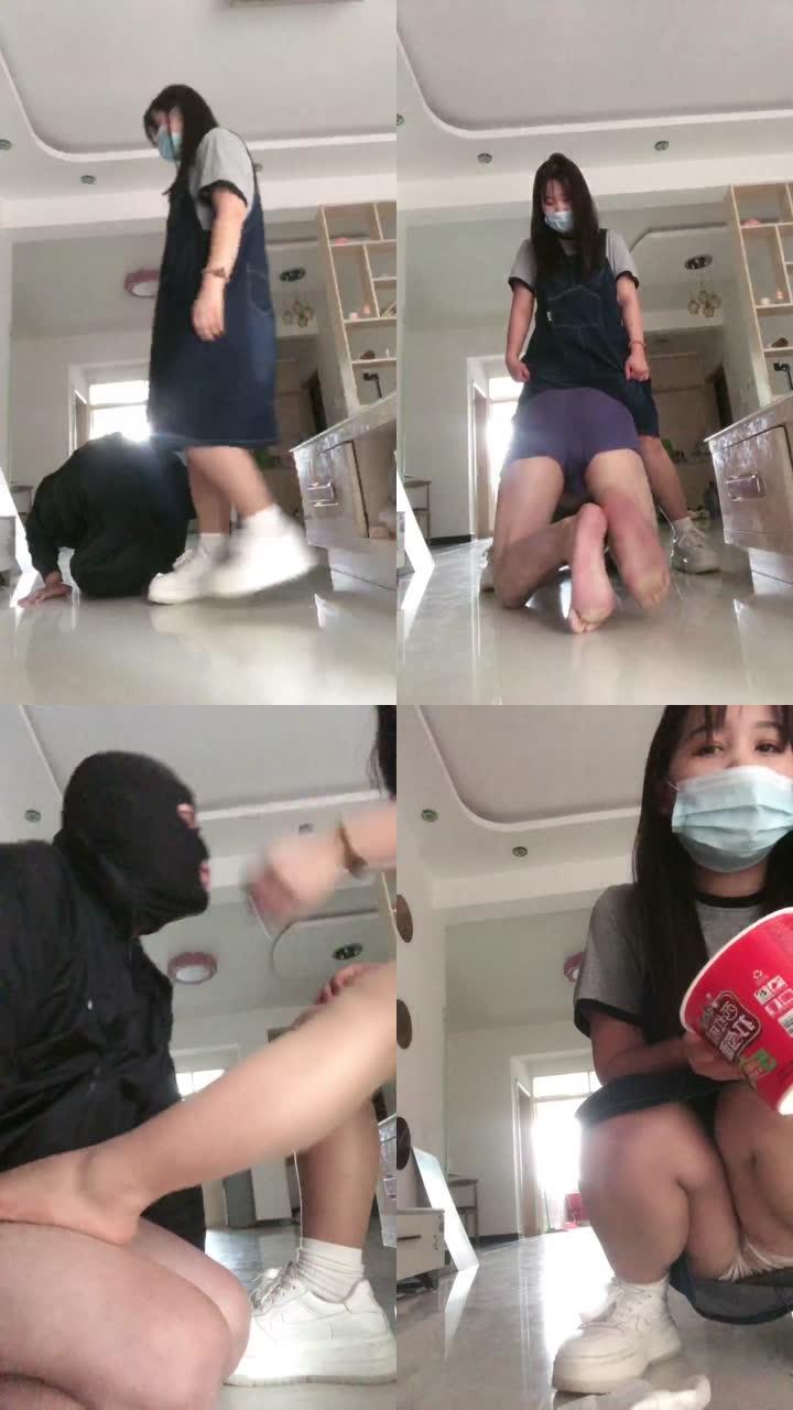 【蔓哥】学生主小白鞋白袜-虐乳舔脏鞋底/叼白袜/耳光转胯