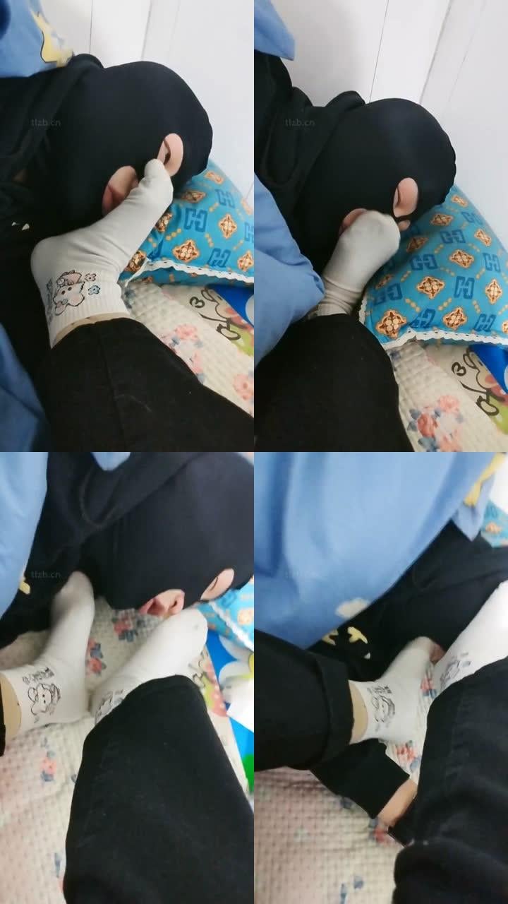 【悦悦大大】吃袜子/闻舔超脏超臭白棉袜