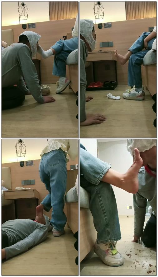 【萌宝儿】TJ舔脚喂食深喉
