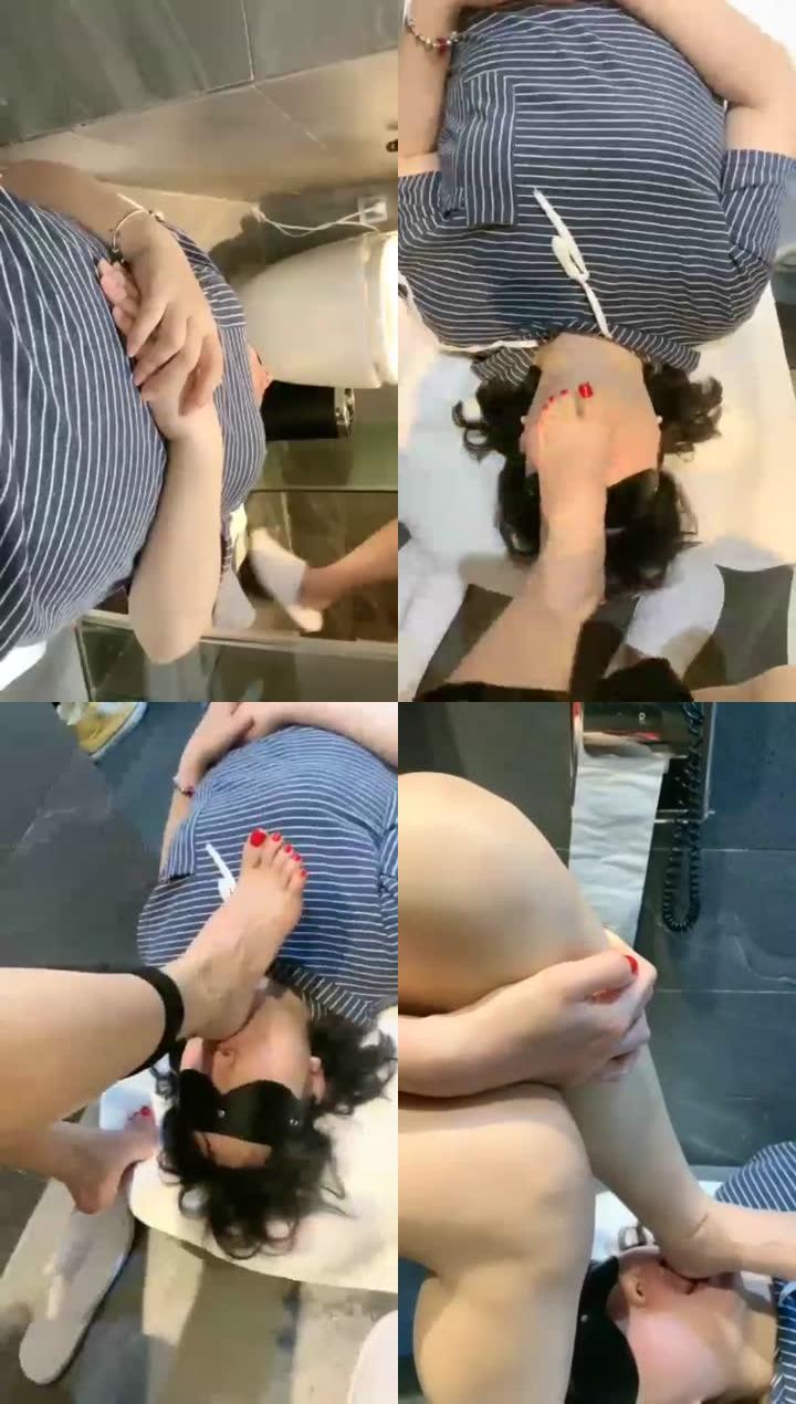 【歌迪丝】如厕 母狗来了