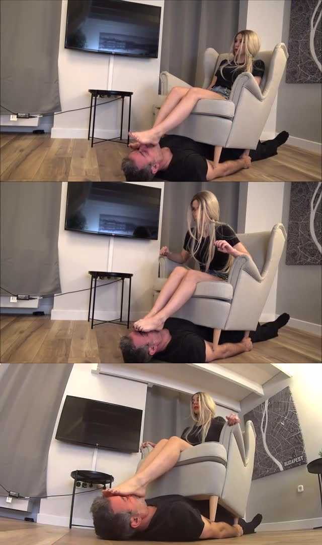 【欧美女王】娇美人妻Sakura女王美脚跺扁贱狗脸压在沙发下狗脸当脚垫跺